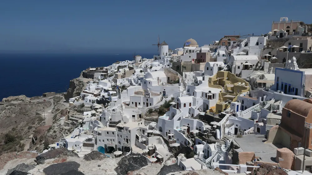 断崖の街並みイア（Oia）